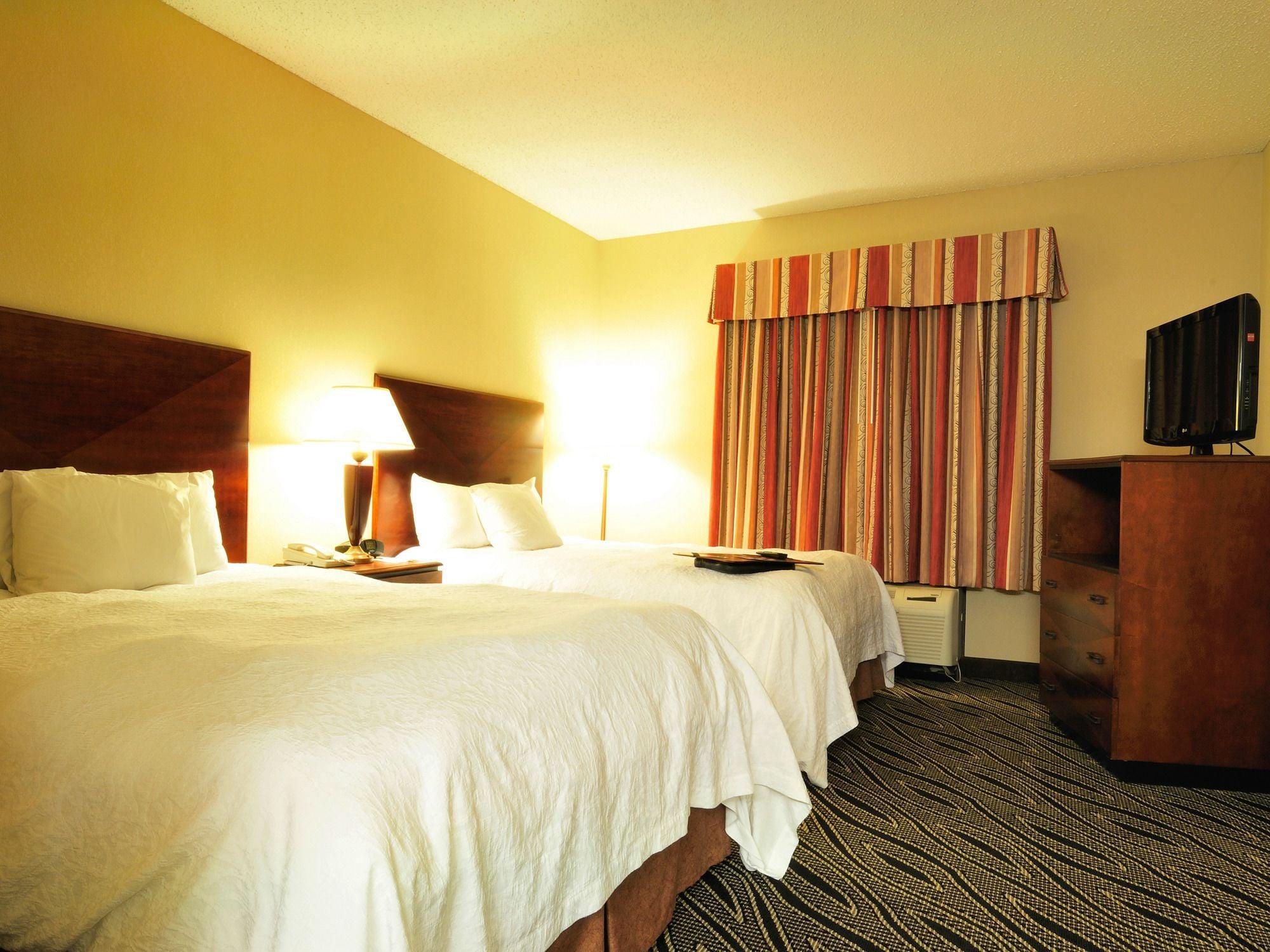 Hampton Inn Фейетвилл Экстерьер фото