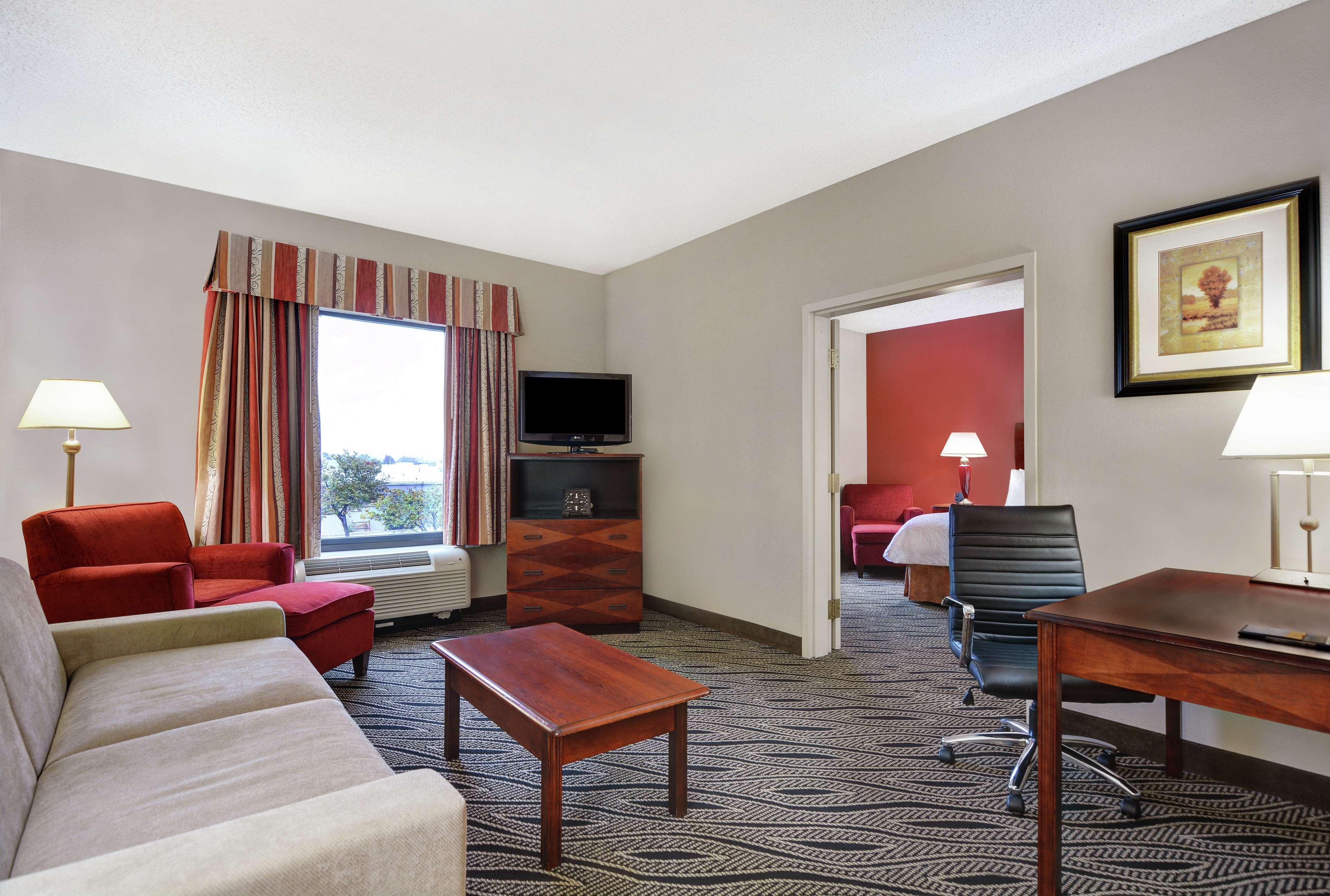 Hampton Inn Фейетвилл Экстерьер фото