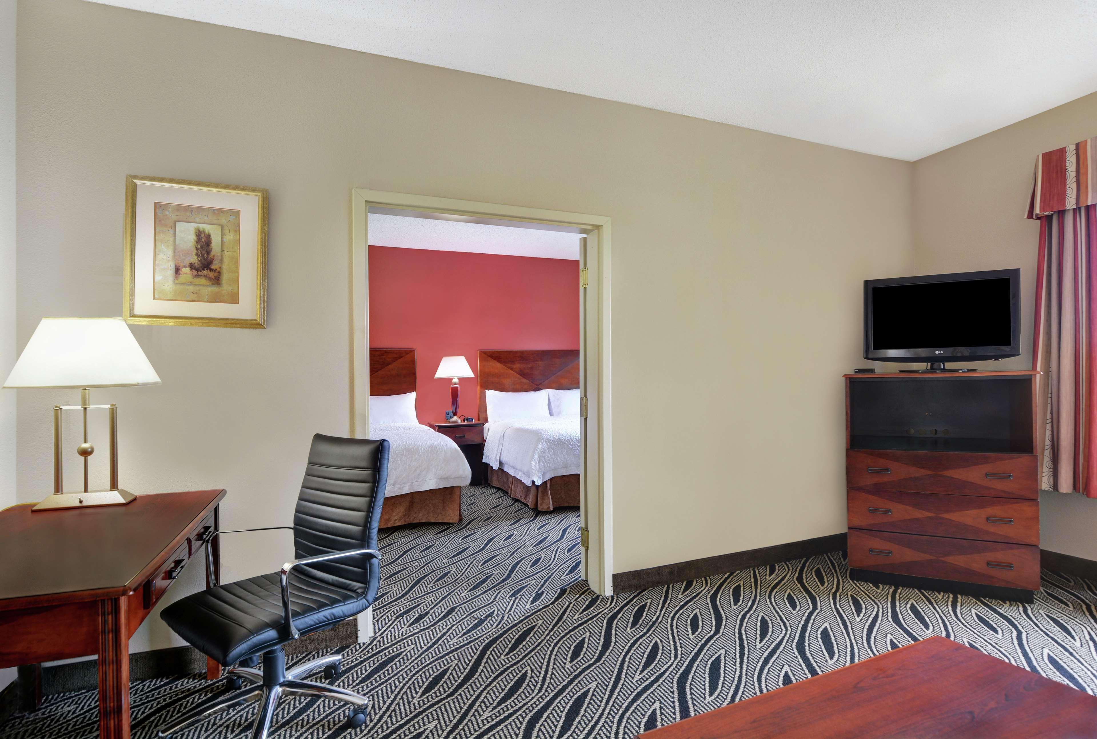 Hampton Inn Фейетвилл Экстерьер фото