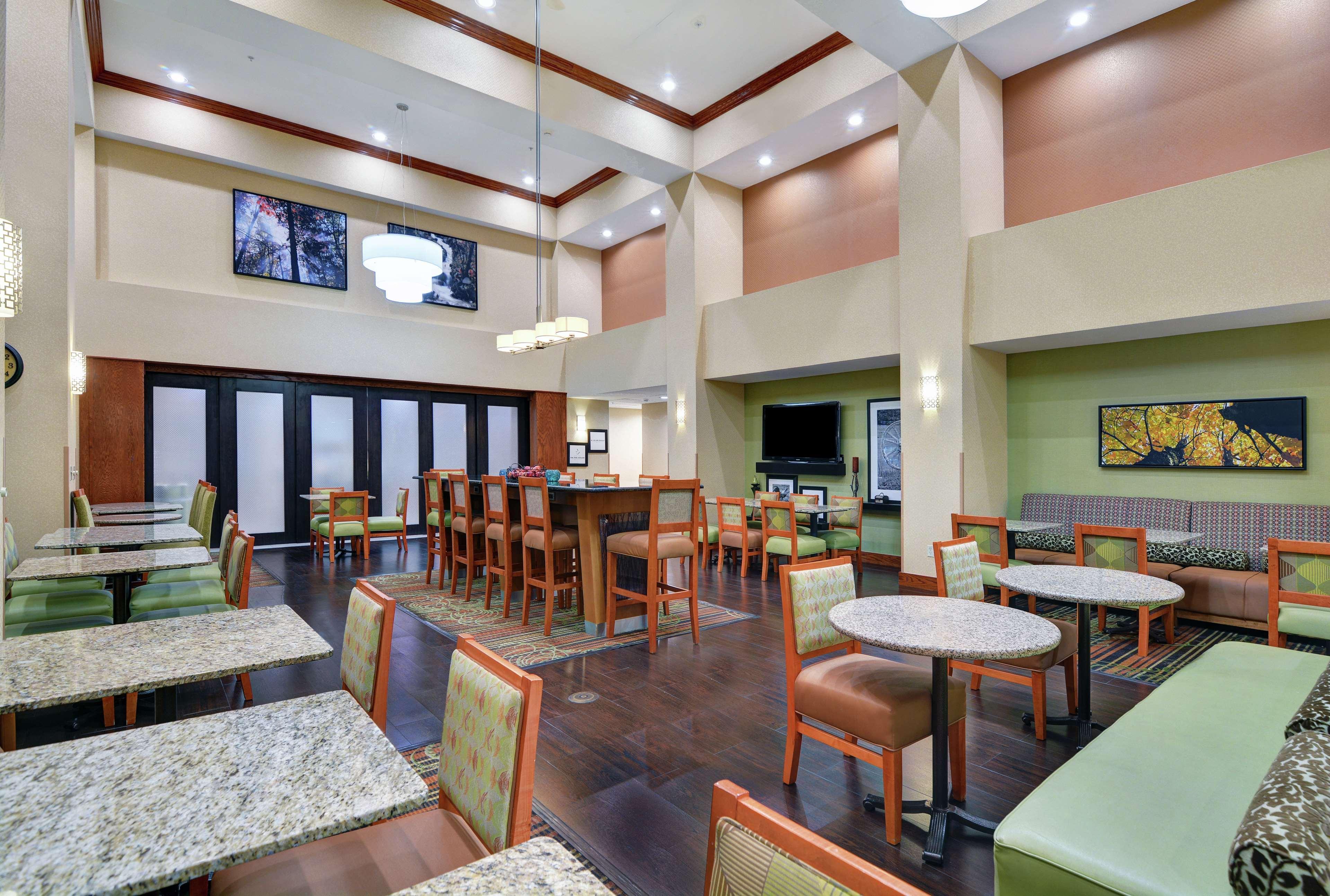 Hampton Inn Фейетвилл Экстерьер фото