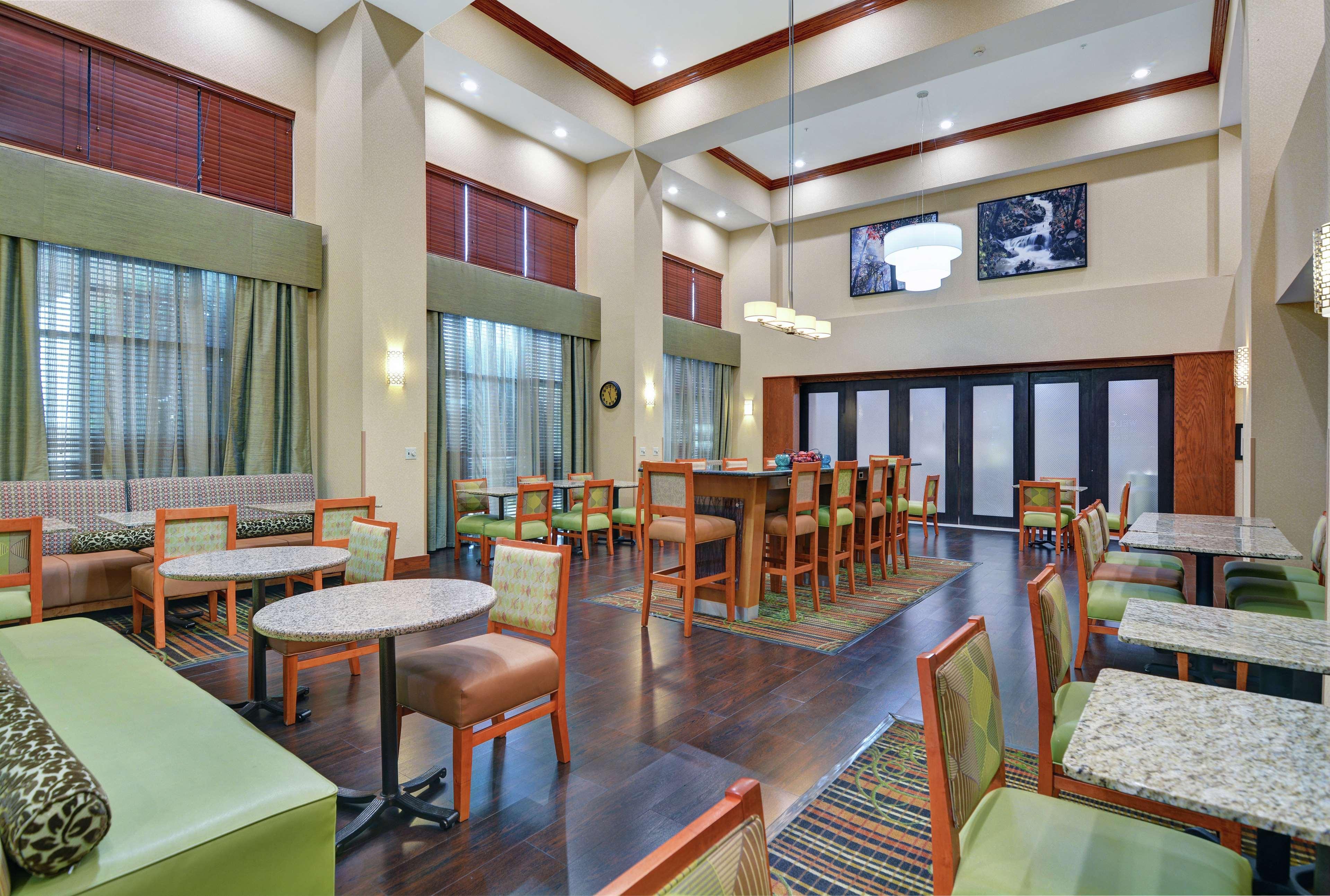 Hampton Inn Фейетвилл Экстерьер фото