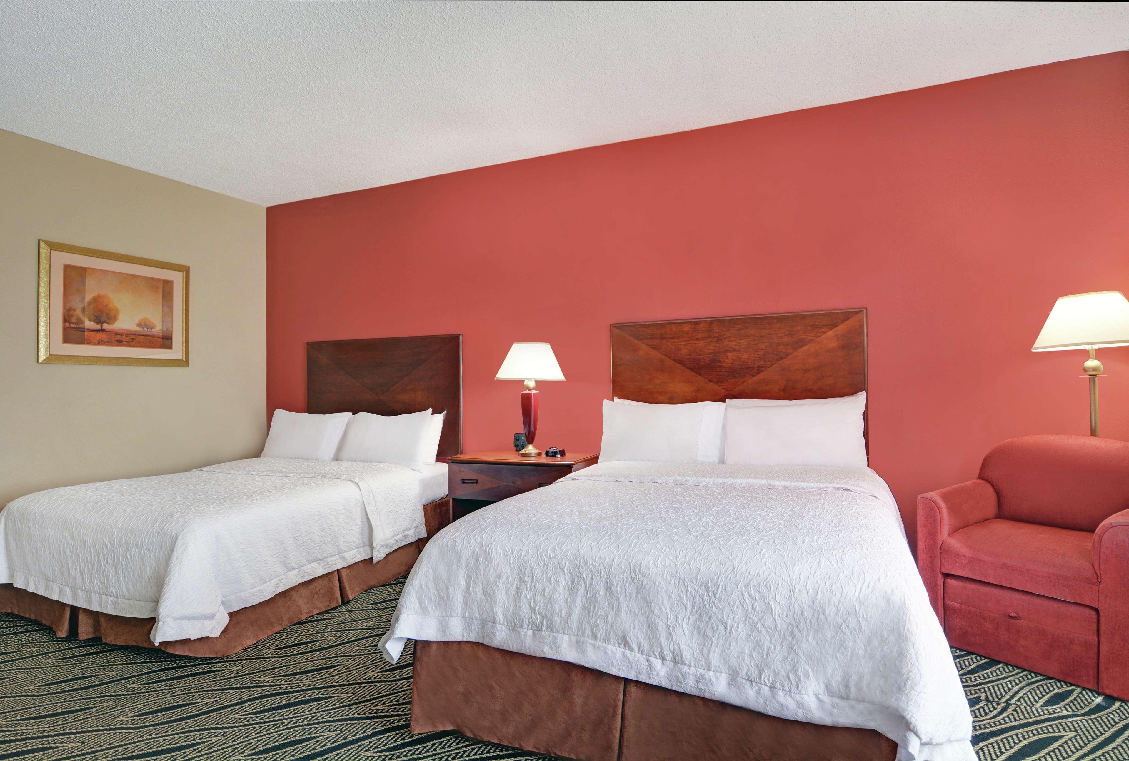 Hampton Inn Фейетвилл Экстерьер фото