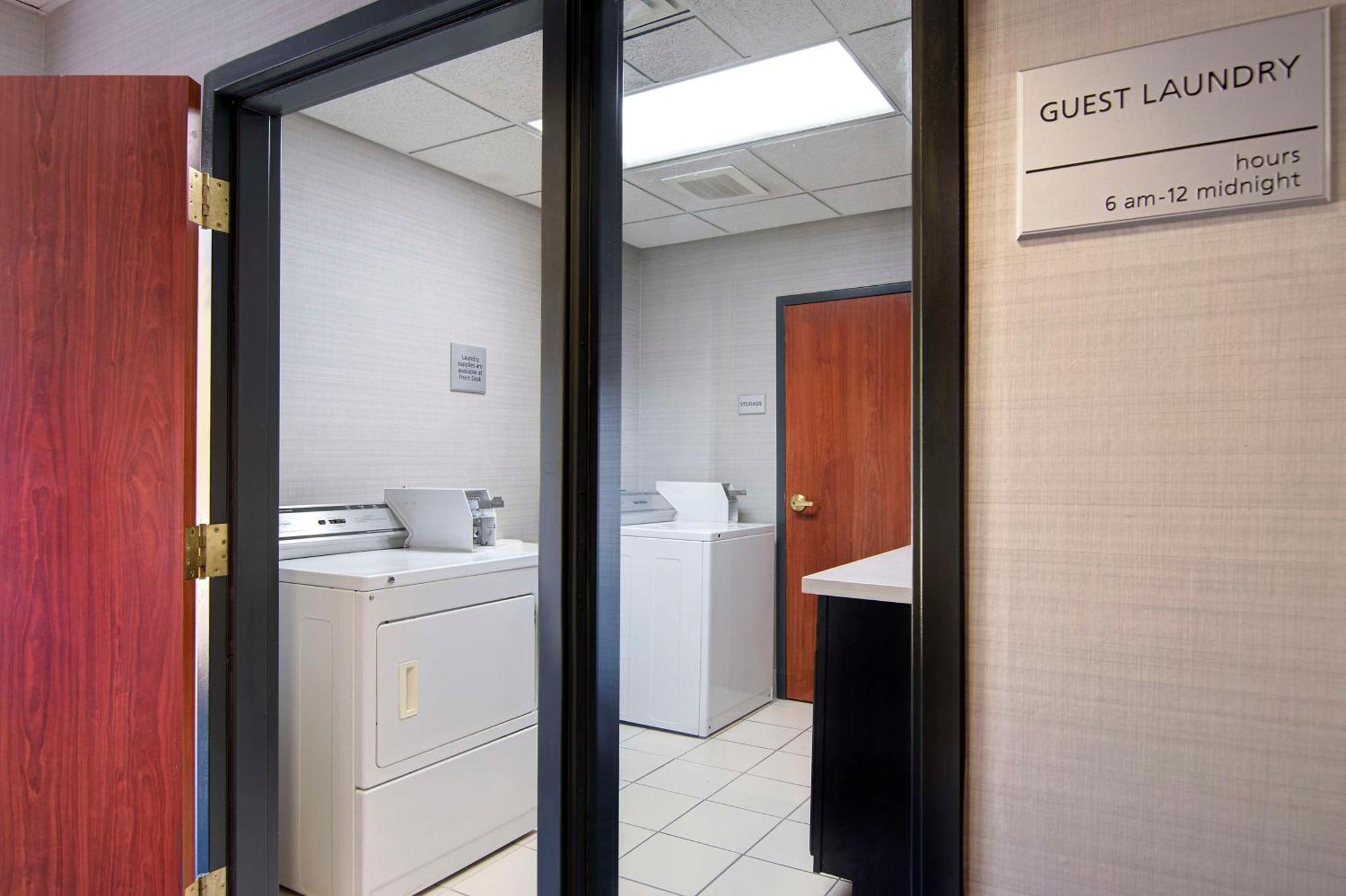 Hampton Inn Фейетвилл Экстерьер фото